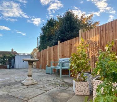 Bexhill-on-Sea Apartment | Cosy bungalow Air con & Wi-fi