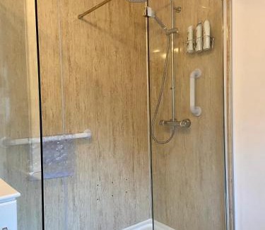 Bexhill-on-Sea Apartment | Cosy bungalow Air con & Wi-fi