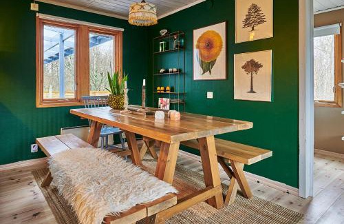 Ljungbyhed House | Cosy cabin w fireplace 3 mins from Söderåsen Park