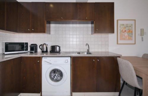 Ayios Dhometios Apartment | Cosy Charming Balcony Suite