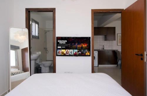 Ayios Dhometios Apartment | Cosy Charming Balcony Suite