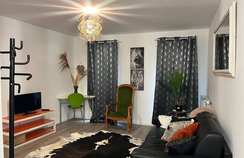 Noisy-le-Sec Apartment | COSY, CHIC STUDIO 5KM FROM PARIS (NOISY-LE-SEC)