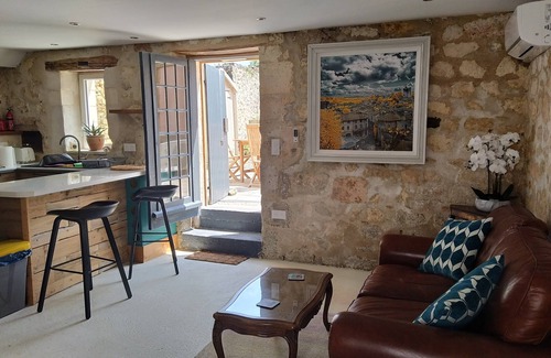 La Tour-Blanche-Cercles Cottage | Cosy cottage with south facing courtyard garden and a/c