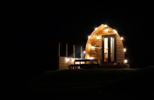 Cockburnspath Cabin | Cosy Coastal Cabin with Wood Fired Hot Tub