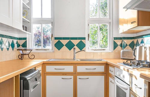 Squirrel's Heath House | Cosy & Comfortable Family Home in Romford| Pass The Keys