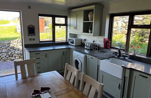 Caernarfon Cottage | Cosy cottage enjoying a secluded spot with stunning views