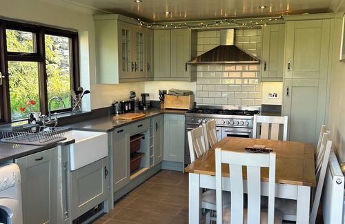 Caernarfon Cottage | Cosy cottage enjoying a secluded spot with stunning views