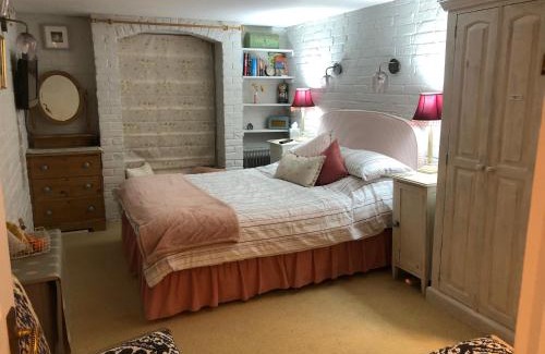 Birdham Bed & Breakfast | Cosy Cottage ground floor bedroom ensuite with private entrance