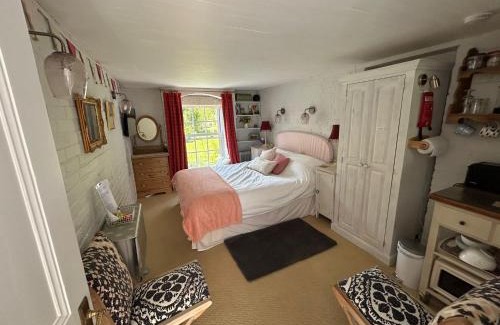 Birdham Bed & Breakfast | Cosy Cottage ground floor bedroom ensuite with private entrance