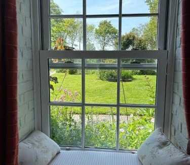 Birdham Bed & Breakfast | Cosy Cottage ground floor bedroom ensuite with private entrance