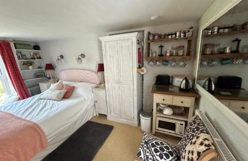 Birdham Bed & Breakfast | Cosy Cottage ground floor bedroom ensuite with private entrance