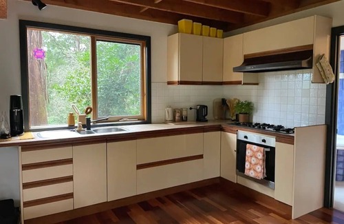Sassafras Cottage | Cosy cottage in Sassafras w/ spa bath, fireplace, record player & forest views
