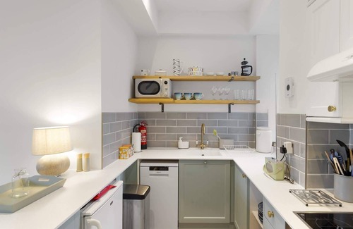 Newquay City Centre House | Cosy Cottage nr Bodmin Moor, Private Parking