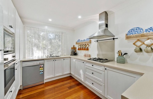 Thornlands Cottage | Cosy Cottage, peaceful acreage, pool and gardens