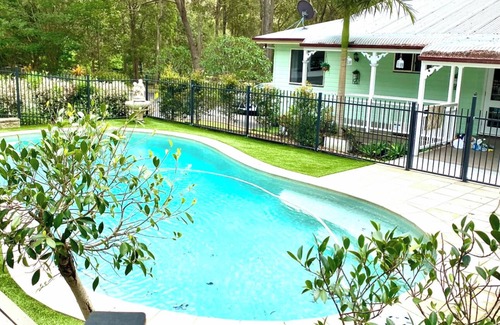 Thornlands Cottage | Cosy Cottage, peaceful acreage, pool and gardens