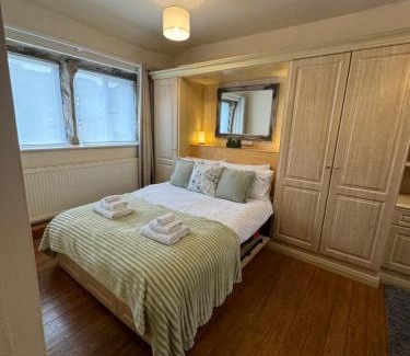 Mytholmroyd House | Cosy cottage with a canal view