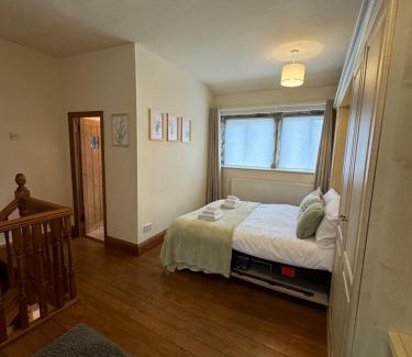 Mytholmroyd House | Cosy cottage with a canal view