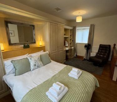 Mytholmroyd House | Cosy cottage with a canal view