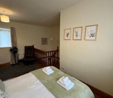Mytholmroyd House | Cosy cottage with a canal view