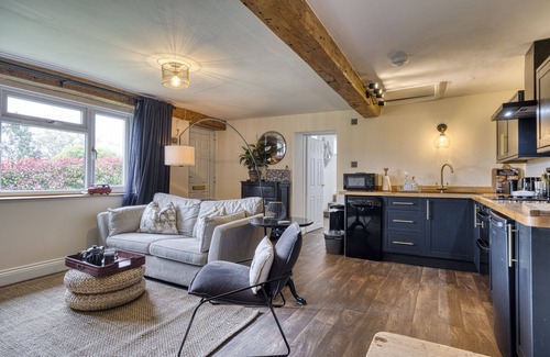 Faringdon Cottage | Cosy dog friendly holiday cottage for 2 in the Cotswolds - Honey Cottage