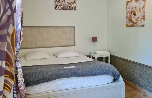 Saint-Priest House | Cosy double room overlooking the street in a charming house