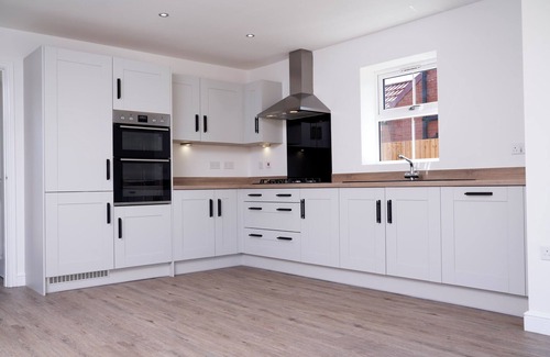 Luton House | Cosy Family home with (Spa,hottub,Jacuzzi), 5 mins from LUTON-AIRPORT