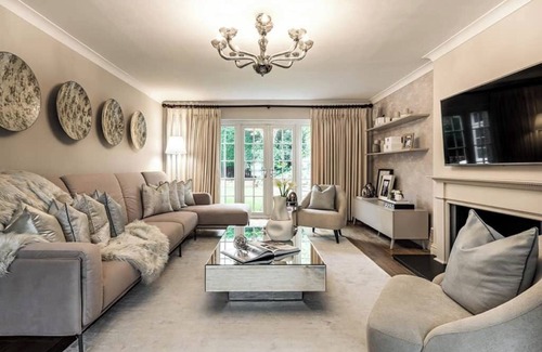 Luton House | Cosy Family home with (Spa,hottub,Jacuzzi), 5 mins from LUTON-AIRPORT
