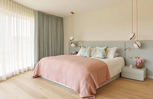 Luton House | Cosy Family home with (Spa,hottub,Jacuzzi), 5 mins from LUTON-AIRPORT