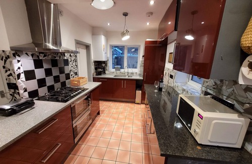 White Hart Lane House | Cosy Family House | Quiet | Garden | Free Parking
