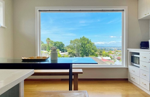 Massey House | Cosy family house in Massey with Good View