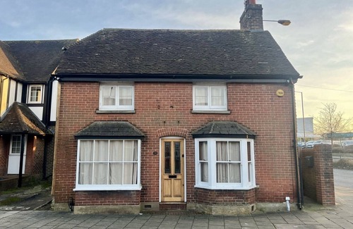 Crawley City Centre Cottage | Cosy, full amenities, games room & private garden