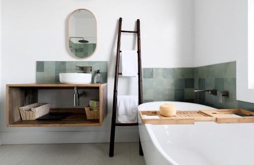 Launceston CBD House | Cosy Getaway with outdoor spaces