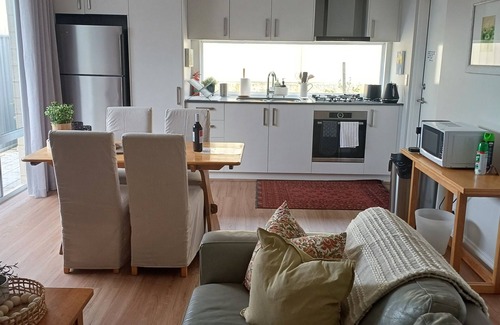 Burns Beach Apartment | Cosy granny flat only 2 minute walk to beach with off street parking