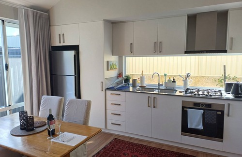 Burns Beach Apartment | Cosy granny flat only 2 minute walk to beach with off street parking