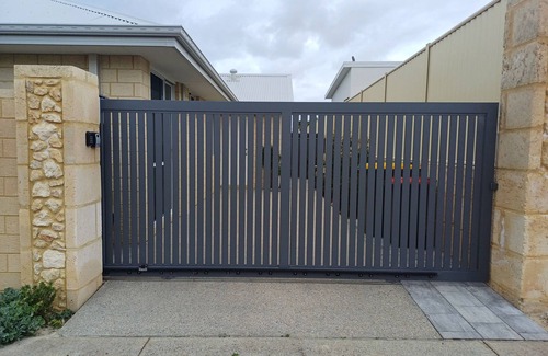 Burns Beach Apartment | Cosy granny flat only 2 minute walk to beach with off street parking