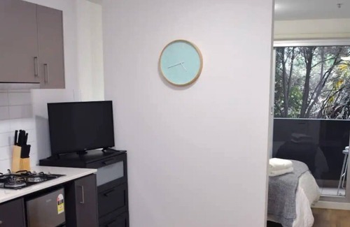 Hawthorn House | Cosy Hawthorn apartment near train