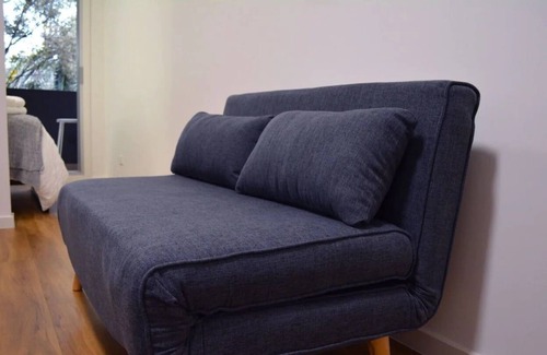 Hawthorn House | Cosy Hawthorn apartment near train