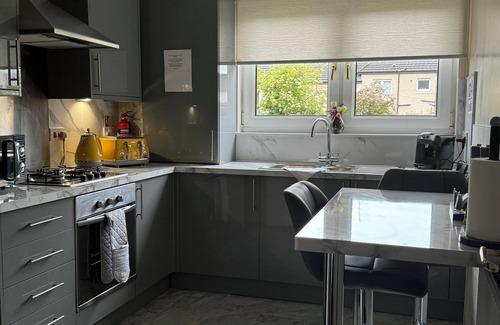 Motherwell Apartment | Cosy HLA king court 3
