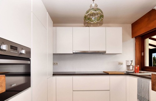 Nadrin House | Cosy Holiday Home in Nadrin with Private Terrace