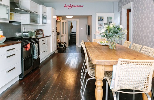 Broadstone House | Cosy Home; Sleeps 10.City 15 mins walk/Tram 2 Mins walk