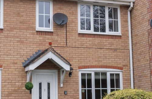 Shrewsbury House | Cosy Home with parking, 10 minute walk to town centre