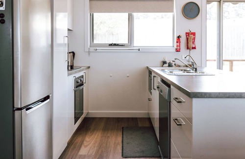 St Helens House | Cosy House, Close to Town with Views of the Bay
