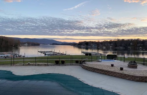 Smith Mountain Lake Condo | Cosy Lakefront Condo - 1-bedroom w/WiFi & fitness room in wonderful Huddleston
