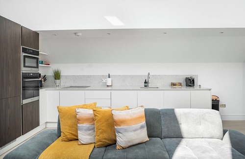 Hanger Hill Apartment | Cosy Large Penthouse Apartment, 5 Minutes to Ealing Broadway Station