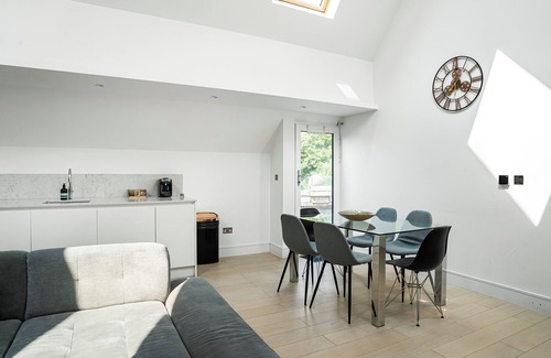 Hanger Hill Apartment | Cosy Large Penthouse Apartment, 5 Minutes to Ealing Broadway Station