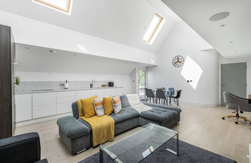 Hanger Hill Apartment | Cosy Large Penthouse Apartment, 5 Minutes to Ealing Broadway Station