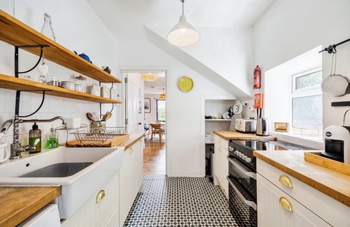 Kilcreggan Cottage | Cosy Lochside Cottage With Mountain and Sea Views