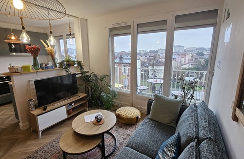 Le Kremlin-Bicetre Apartment | Cosy & Modern Flat With a Balcony