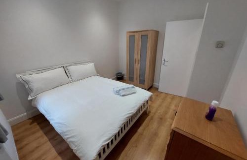 Kensal Green Apartment | Cosy North Kensington Family apartment for 4 persons - Children stay free Netflix in all bedrooms Close to underground and overground stations