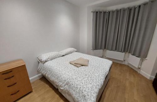 Kensal Green Apartment | Cosy North Kensington Family apartment for 4 persons - Children stay free Netflix in all bedrooms Close to underground and overground stations